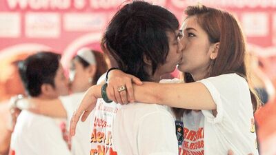 50 saat durmadan aşkla öpüşecekler!