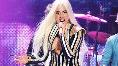 Lady Gaga dört konserini erteledi!