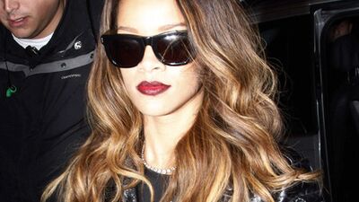 Rihanna'ya şişe fırlattılar!