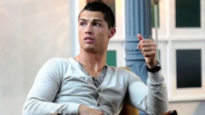 Evinin duvarında kendi posteri asılı!