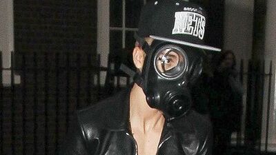 Gaz maskesiyle alışverişe çıktı!