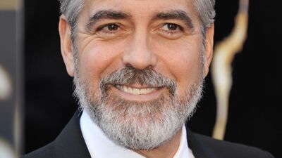 Kadınlar yakışıklı erkeğe gülüyor!