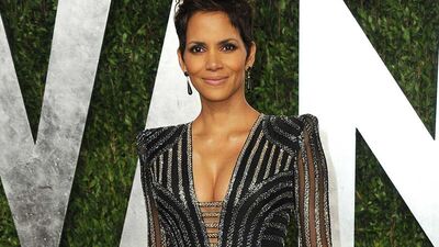 Derin göğüs dekoltesi büyüledi!