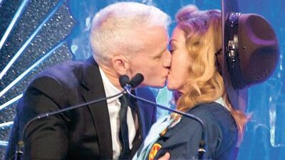 Madonna'dan "gay" öpücük!
