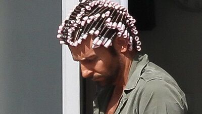 Karizmasını bigudiyle çizdi!