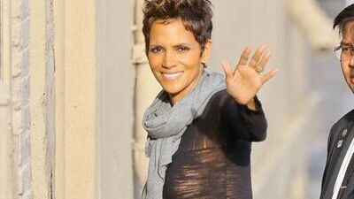 Üstü şeffaf altı şalvar!