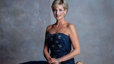 Erkek kılığında gay barda!