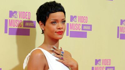 Yırtık etekle gezdi!