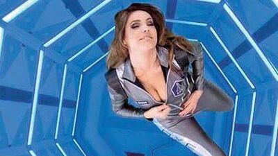 Derin dekolteli astronot Brook!