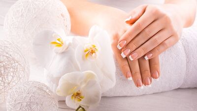 Tırnaklarınızdaki çizgilenmeyi bademyağıyla durdurun