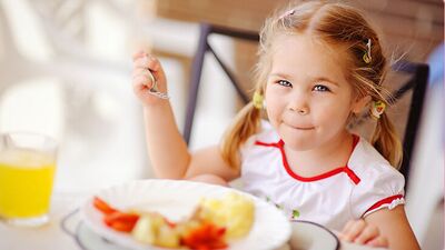 Çocukların yemeğine tuz atmayın!