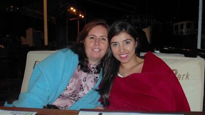 Gül gibi gülen, ay gibi aydınlık saçan anneciğim…