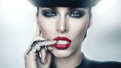 Kırmızı ruj yasağına Twitter ne diyor?