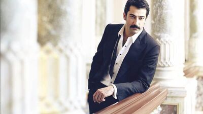 Tüm karizmasıyla Kenan İmirzalıoğlu...