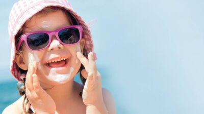 2 yaşından itibaren çocuklar da güneş gözlüğü takmalı!