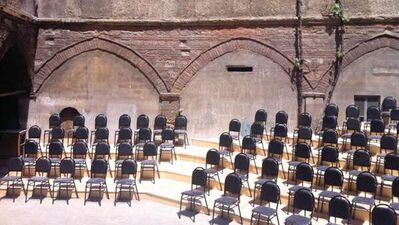 Hanı tiyatroya dönüştürdü!