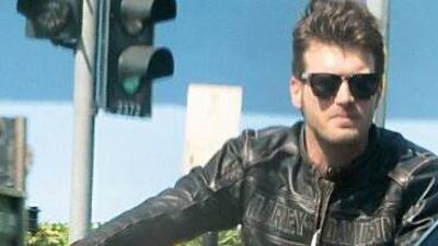 Kıvanç'ın da kaskı yok!