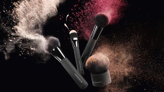 Allık fırçası alırken...