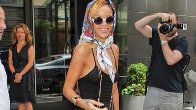 Rihanna: "Öpmek için beni ara!"