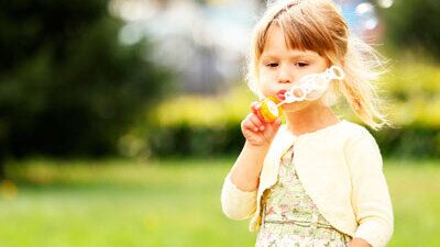 Kızınıza hanımefendi olmayı öğretmenin 7 yolu!