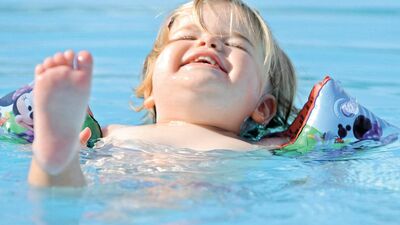 4 yaş altı çocuklarınızı havuza değil, denize sokun!