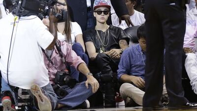 Maçı korumalarla izledi!