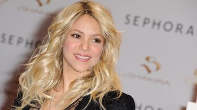 Çocuklar yararına kıyafetlerini sattı!