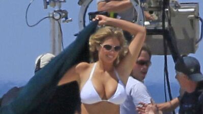 Kate soyundu Cameron utandı!