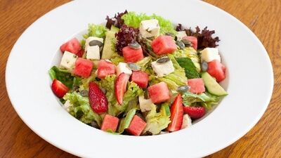 Otlu peynirli karpuz salatası