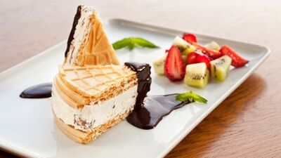 Kağıt helva arasında fıstıklı parfe