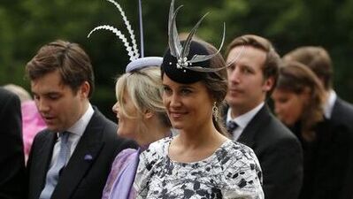 Şapkasına kuş kondu