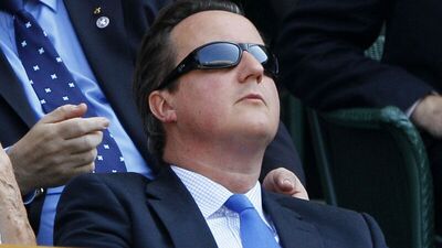 Çakma gözlüklü başbakan!