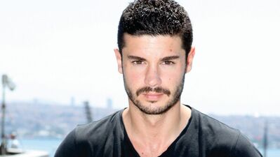 Berk Oktay: "Erkek tiyatrocular kendine iyi bakmıyor!"