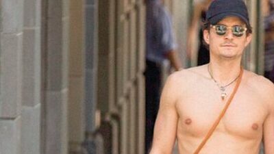 Tişörtsüz kaslarını sergiledi!