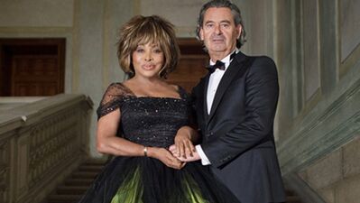 73'ünde siyah gelinlik giydi!