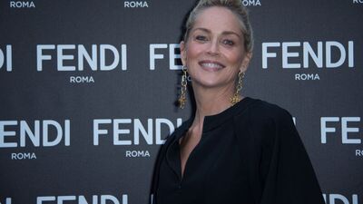 Sharon bikiniden vazgeçmiyor!