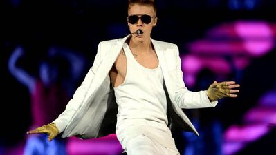 Çıplak serenat yaptı!