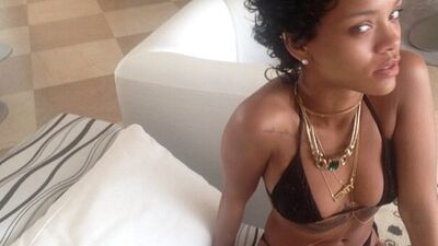 Rihanna'dan seksi tatil fotoğrafları…