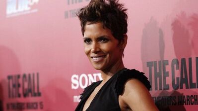 Gençlik için saç kestiriyorlar!