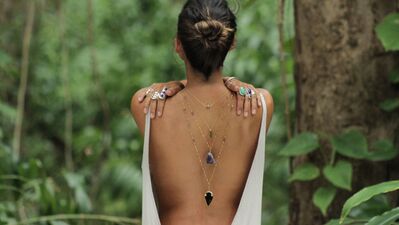 Yeni moda: sırt kolyeleri…