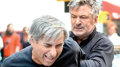 Alec Baldwin paparazzi dövdü!