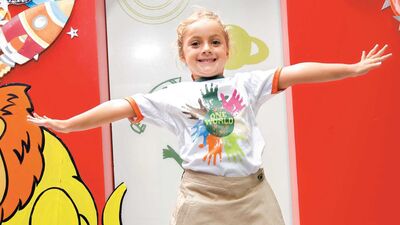 Musluğu ve kapıyı açıp kapatıyor çöp adam da çiziyorsa okula başlıyor…