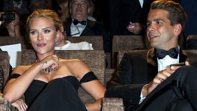 Scarlett nişanlandı!