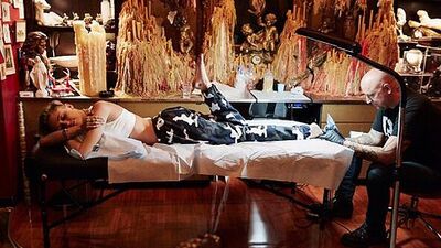 Röportaj sırasında dövme yaptırdı!