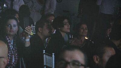 Konseri eski sevgilisinin kucağında dinledi!