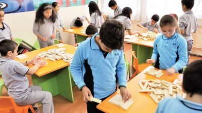 Devlet okullarındaki ilk akıl oyunları sınıfı.