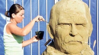 Tuncel Kurtiz'in büstü Antalya'da...