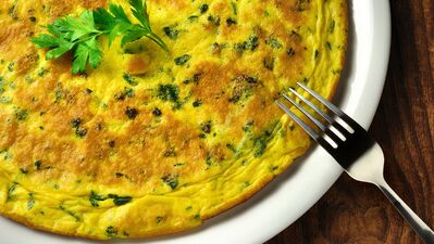 Beyaz peynirli maydanozlu omlet