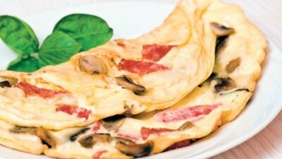 Mantarlı salamlı omlet