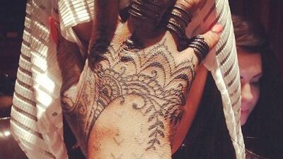 Yeni dövmesini sahnede gösterdi